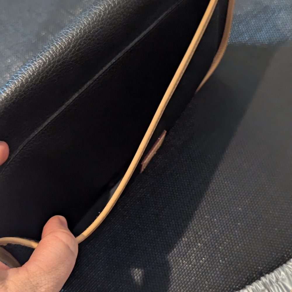 Dooney & Bourke Classic Black and Tan shoulder Bag Vintage - Picture 7 of 9